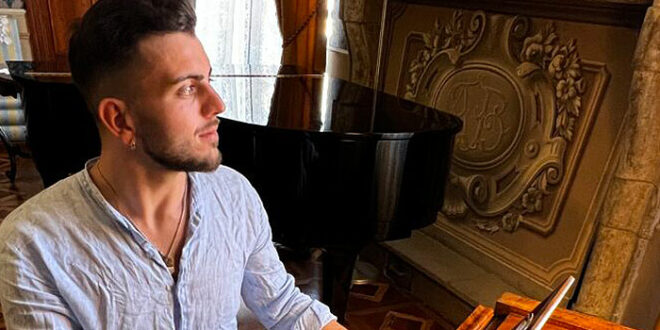 Il pianista Domenico Eternato ci porta nel suo mondo con “Discovery”